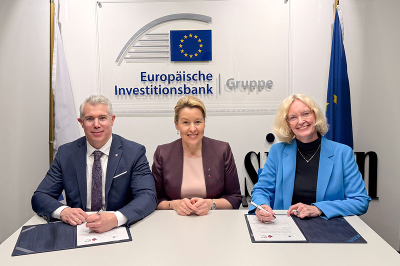 Axel Pinkert, Franziska Giffey und Christine Garburg bei der Unterzeichnung des Förderkreditrahmenvertrags in Berlin (Foto: BEW / Charlotte Meszar) Axel Pinkert, Franziska Giffey und Christine Garburg bei der Unterzeichnung des Förderkreditrahmenvertrags in Berlin (Foto: BEW / Charlotte Meszar)