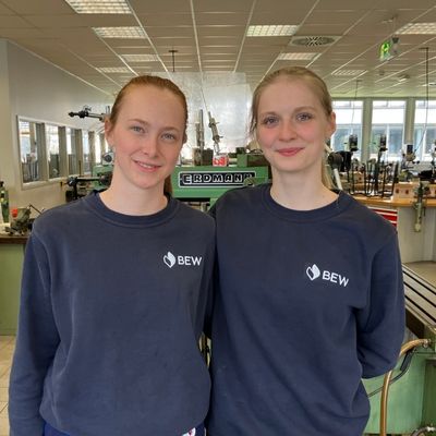 Leonie Neukam und Cara Schmidt sind als zwei von wenigen Frauen Auszubildende in der Mechatronik im ersten Lehrjahr.