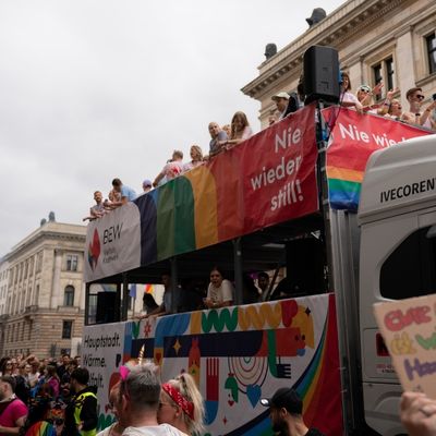 Beim Christopher Street Day (CSD) 2025 in Berlin waren auch knapp 80 Kolleg:innen der BEW dabei: auf unserem eigenen CSD-Wagen.