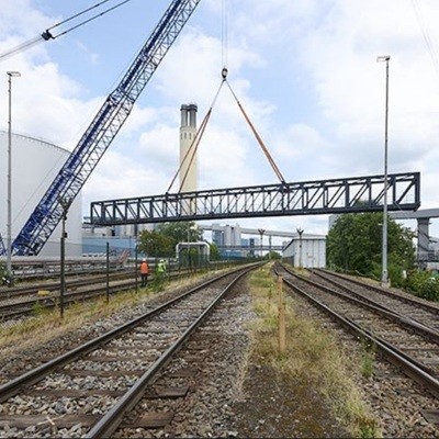 BEW Berliner Energie und Wärme | Aktuelles & Presse | Pressemitteilung: Bahndammquerung in Spandau erfolgreich eingehoben