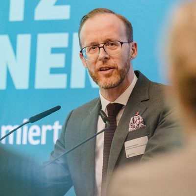 Stakeholder:innen diskutieren am Standort Energiepark Reuter über Rahmenbedingungen der Dekarbonisierung in Berlin