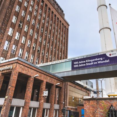 Kraftwerksgebäude am Standort Klingenberg mit Jubiläumsbanner