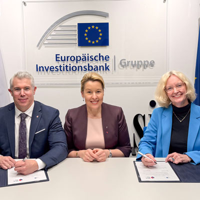 Axel Pinkert, Franziska Giffey und Christine Garburg bei der Unterzeichnung des Förderkreditrahmenvertrags in Berlin (Foto: BEW / Charlotte Meszar)