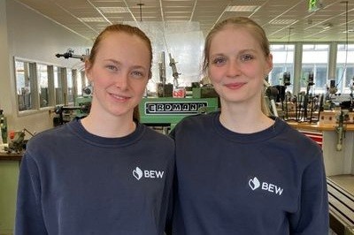 Leonie und Cara sind als zwei von wenigen Frauen Auszubildende in der Mechatronik im ersten Lehrjahr.