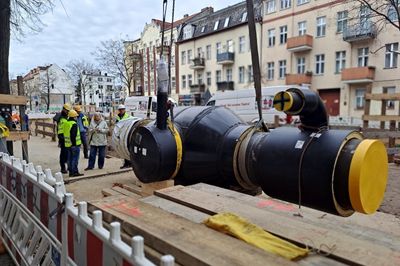 Mit dem Einheben von zwei Fernwärmearmaturen schließt die BEW einen Bauabschnitt am Hindenburgdamm ab.