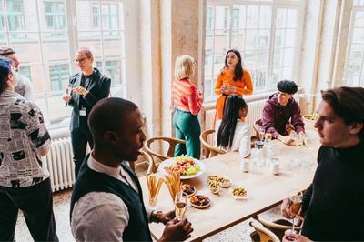 BEW im Dialog zu Dekarbonisierung: Stakeholder:innen diskutieren am Standort Energiepark Reuter über Rahmenbedingungen der Dekarbonisierung in Berlin.