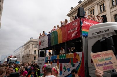 Beim Christopher Street Day (CSD) 2025 in Berlin waren auch knapp 80 Kolleg:innen der BEW dabei: auf unserem eigenen CSD-Wagen.