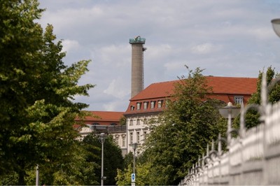BEW Berliner Energie und Wärme | Aktuelles & Presse | Pressemitteilung: Schornstein am Heizkraftwerk Scharnhorststraße schrumpft