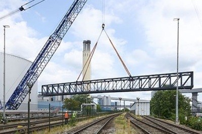 BEW Berliner Energie und Wärme | Aktuelles & Presse | Pressemitteilung: Bahndammquerung in Spandau erfolgreich eingehoben