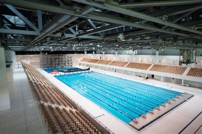 Die Schwimm- und Sprunghalle an der Landsberger Allee (SSE) ist Europas Hallenbad mit der größten Wasserfläche - und arbeitet mit Fernwärme.